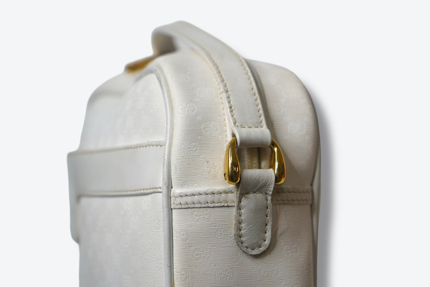 #92C. 1980s/1990s Vintage Gucci Monogram Crossbody Bag – Cream White (flaking inside)