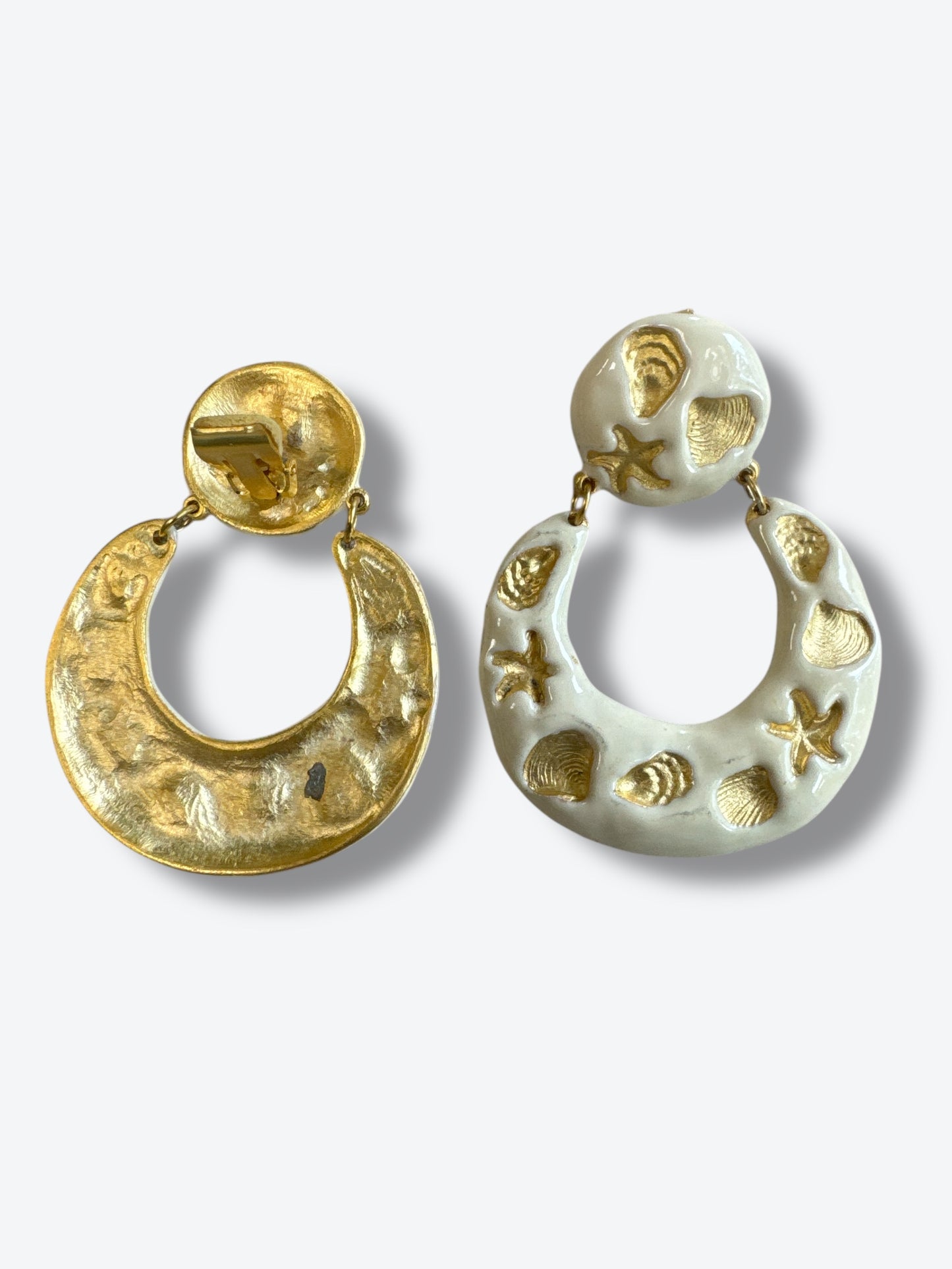 Vintage Creme Seas Shell Hoops (Unsigned - Clips)